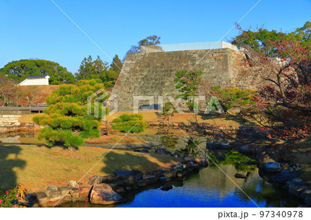 【兵庫県】晴天の赤穂城　本丸大池泉と天守台 97340978