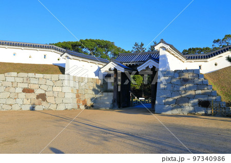 【兵庫県】晴天の赤穂城　厩口門(台所門) 97340986