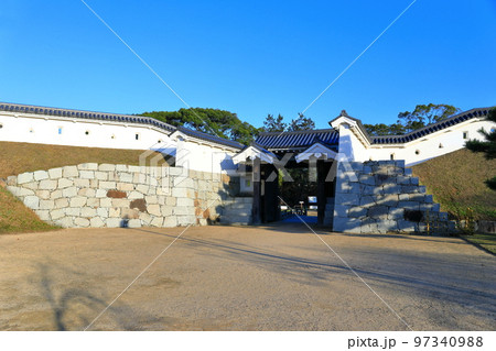 【兵庫県】晴天の赤穂城　厩口門(台所門) 97340988