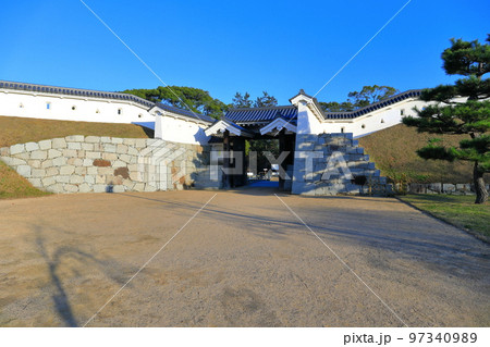 【兵庫県】晴天の赤穂城　厩口門(台所門) 97340989