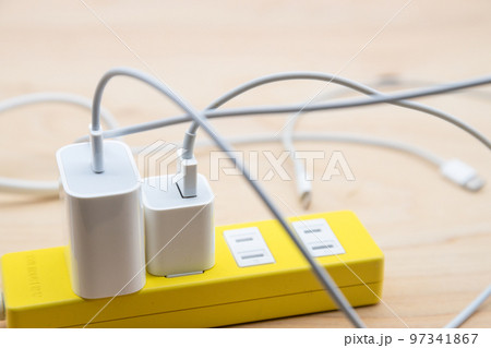 黄色の電源タップとACアダプター 黄色の電源タップとACアダプター 97341867