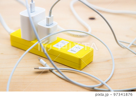 黄色の電源タップとACアダプター 97341876