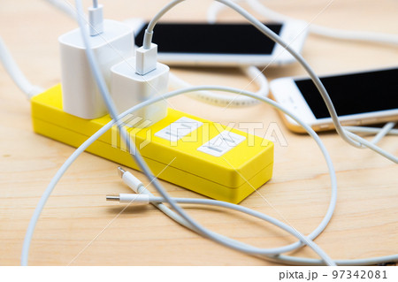 電子機器の充電 電源ケーブルとスマートフォン 電子機器の充電 電源ケーブルとスマートフォン 97342081