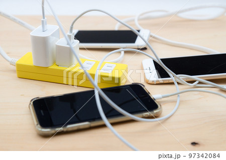 電子機器の充電 電源ケーブルとスマートフォン 電子機器の充電 電源ケーブルとスマートフォン 97342084