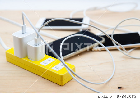 電子機器の充電 電源ケーブルとスマートフォン 電子機器の充電 電源ケーブルとスマートフォン 97342085