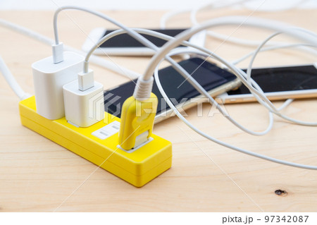 電子機器の充電 電源ケーブルとスマートフォン 電子機器の充電 電源ケーブルとスマートフォン 97342087