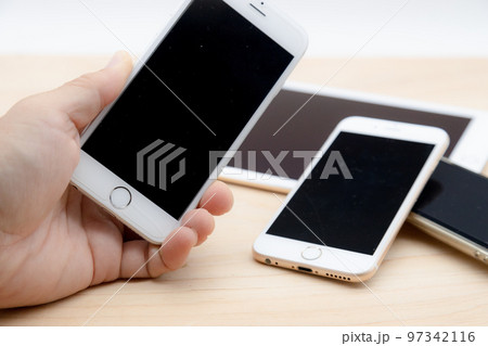 電子機器　通信機器　スマートフォンを手で持っている 97342116