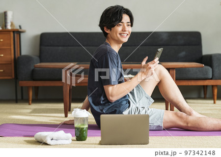 自宅でトレーニングをする男性 97342148