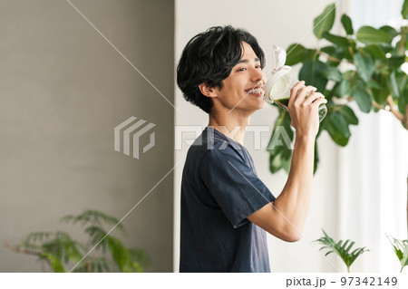 青汁を飲む若い男性 97342149