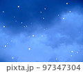 降り始めの雪と雪雲の空 97347304