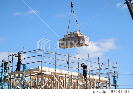 住宅建設現場のクレーン作業 97348458