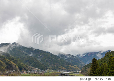 道の駅、厳木から見た雲に覆われた山々「佐賀県唐津市」 道の駅、厳木から見た雲に覆われた山々「佐賀県唐津市」 97351730