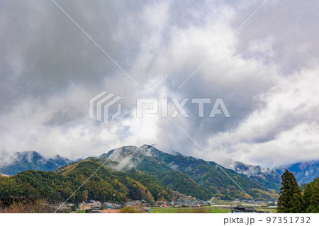 道の駅、厳木から見た雲に覆われた山々「佐賀県唐津市」 97351732
