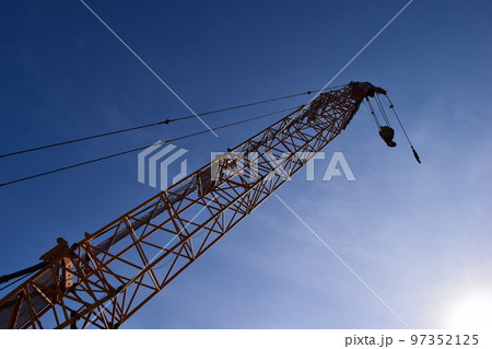 物を吊る産業用クレーン 97352125