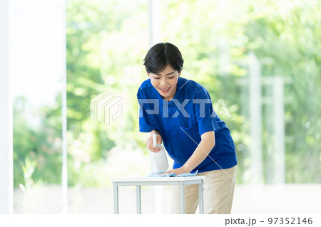 作業員、清掃員、女性、除菌、清掃業、作業服、掃除、クリーニング、介護、拭く、成人女性、お姉さん 作業員、清掃員、女性、除菌、清掃業、作業服、掃除、クリーニング、介護、拭く、成人女性、お姉さん 97352146