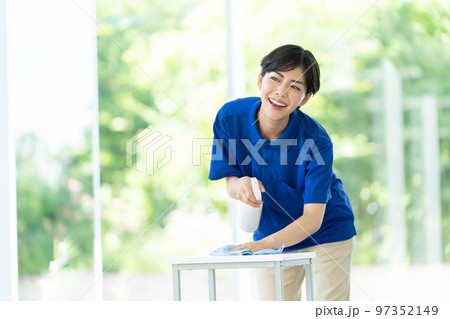 作業員、清掃員、女性、除菌、清掃業、作業服、掃除、クリーニング、介護、拭く、成人女性、お姉さん 97352149