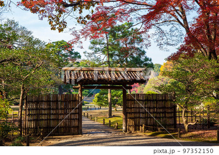 秋の東京 紅葉の六義園 秋の東京 紅葉の六義園 97352150