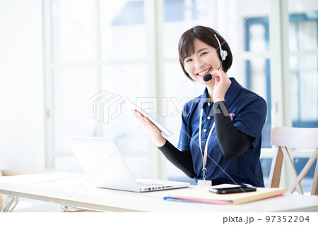 介護イメージ 介護士 介護スタッフ リモート介護 IT化 介護イメージ 介護士 介護スタッフ リモート介護 IT化 97352204
