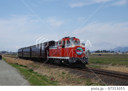 左沢線 羽前金沢付近 左沢線全通100周年記念号 左沢線 羽前金沢付近 左沢線全通100周年記念号 97353055