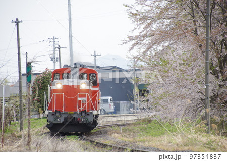 左沢線 羽前高松駅 桜と単機DE10 1649 97354837