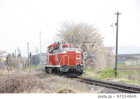 左沢線 羽前高松駅 桜と単機DE10 1649 97354840