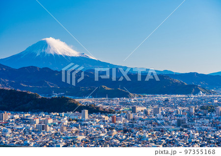 （静岡県）静岡市の街並み　冬の富士山 97355168