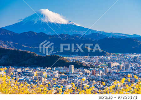(静岡県)静岡市の街並み 冬の富士山 (静岡県)静岡市の街並み 冬の富士山 97355171