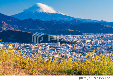 （静岡県）静岡市の街並み　冬の富士山 97355172