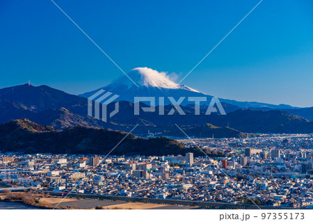 （静岡県）静岡市の街並み　冬の富士山 97355173