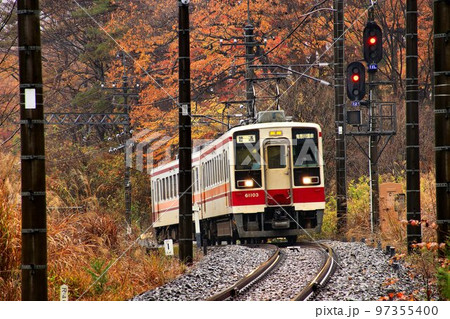 紅葉の鬼怒路を行く…鬼怒川公園～鬼怒川温泉駅間にて『6050系』 97355400