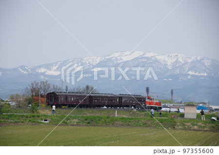 左沢線 羽前金沢付近 雪山と旧型客車列車 97355600