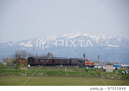 左沢線 羽前金沢付近 雪山と旧型客車列車 左沢線 羽前金沢付近 雪山と旧型客車列車 97355848