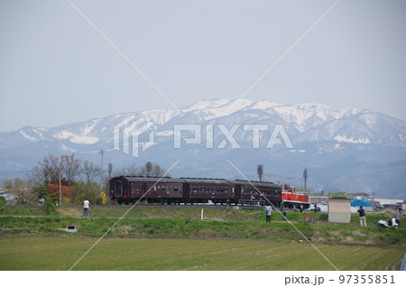 左沢線 羽前金沢付近 雪山と旧型客車列車 左沢線 羽前金沢付近 雪山と旧型客車列車 97355851