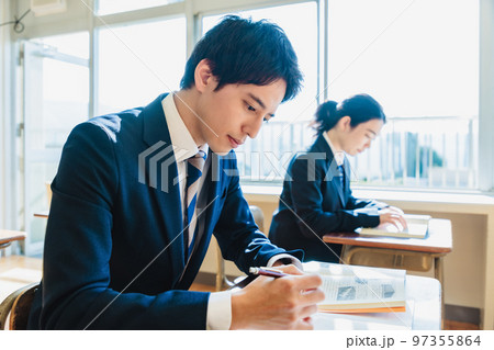 教室で授業を受ける高校生 教室で授業を受ける高校生 97355864