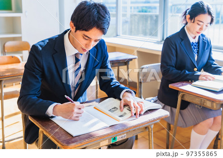 教室で授業を受ける高校生 教室で授業を受ける高校生 97355865
