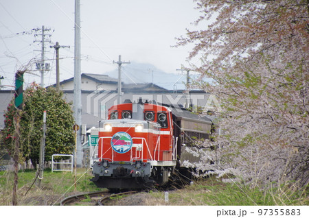左沢線 羽前高松駅 桜と左沢線全通100周年記念号 左沢線 羽前高松駅 桜と左沢線全通100周年記念号 97355883