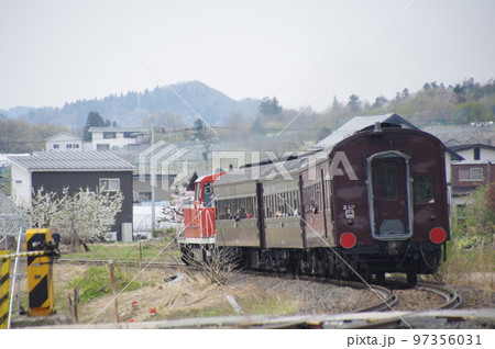 左沢線 羽前高松駅付近 旧型客車列車 97356031