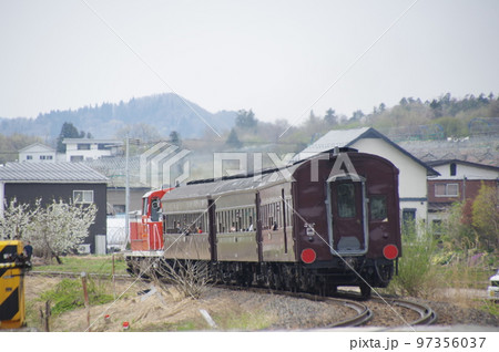 左沢線 羽前高松駅付近 旧型客車列車 97356037