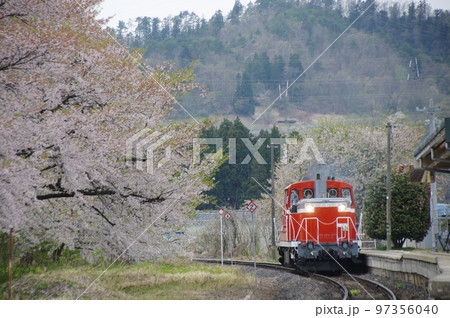 左沢線 羽前高松駅 桜と単機DE10 1651 左沢線 羽前高松駅 桜と単機DE10 1651 97356040