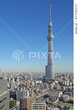 東京スカイツリーと浅草に向かう列車 97356251