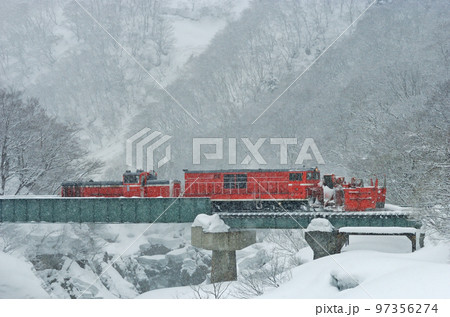 米坂線　越後金丸ー小国　DD14-317＋DE10-1680（長岡）　特雪 97356274