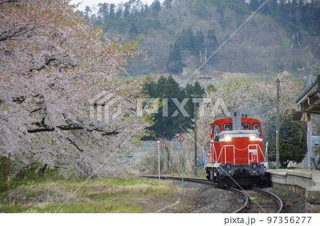 左沢線 羽前高松駅 桜と単機DE10 1651 左沢線 羽前高松駅 桜と単機DE10 1651 97356277