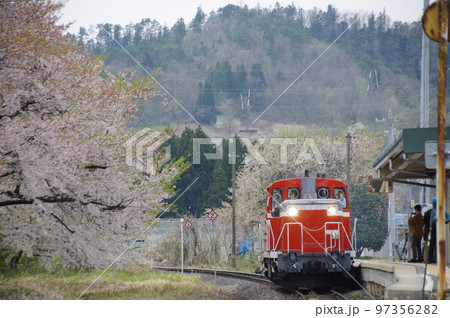 左沢線 羽前高松駅 桜と単機DE10 1651 左沢線 羽前高松駅 桜と単機DE10 1651 97356282