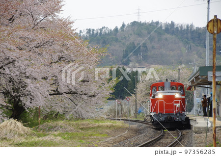 左沢線 羽前高松駅 桜と単機DE10 1651 97356285