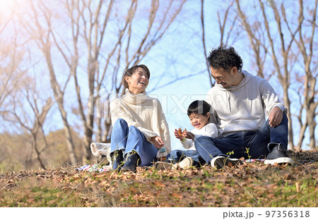 笑顔でニコニコする家族の公園でのポートレート　秋冬 97356318
