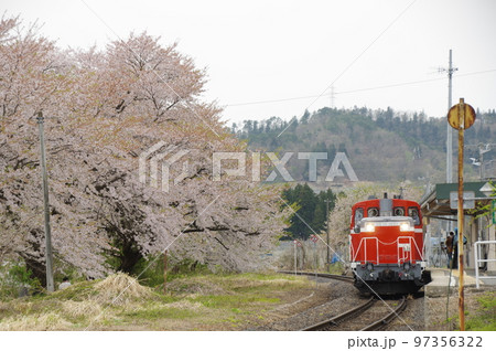 左沢線 羽前高松駅 桜と単機DE10 1651 97356322