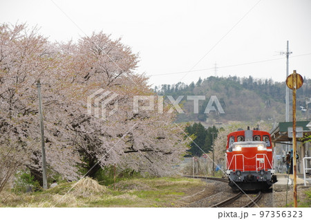 左沢線 羽前高松駅 桜と単機DE10 1651 97356323