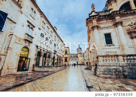 クロアチア　ドブロブニクのメインストリート　プラッツァ通り 97356339