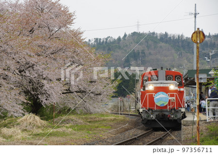 左沢線 羽前高松駅 桜と左沢線全通100周年記念号 97356711