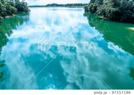 三重県四日市市 初秋の伊坂ダムの湖面 三重県四日市市 初秋の伊坂ダムの湖面 97357196